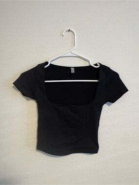 Pitaya Black Scoop Neck Short Sleeve Crop Top